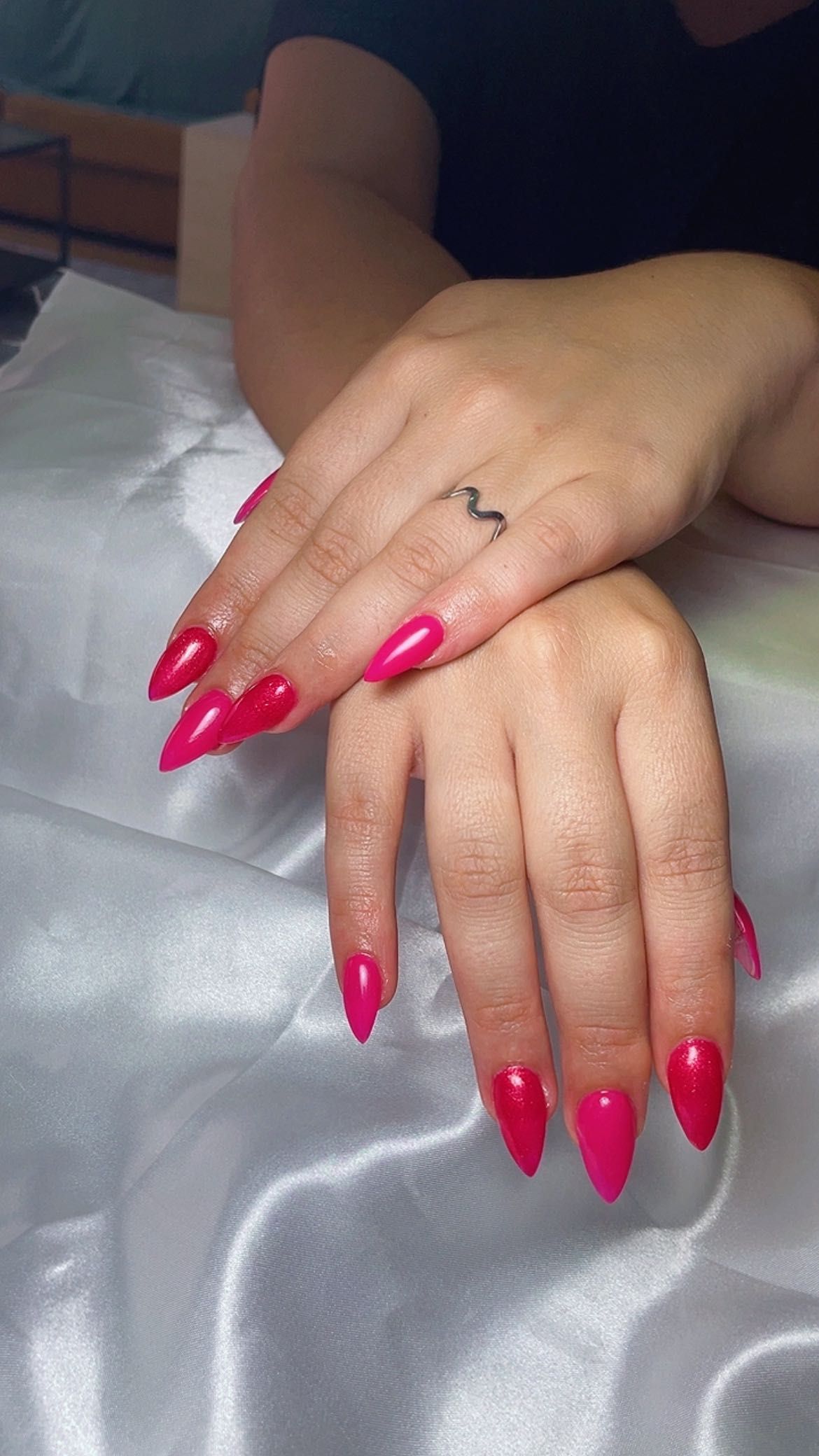 Unhas vermelhas de formato amendoado