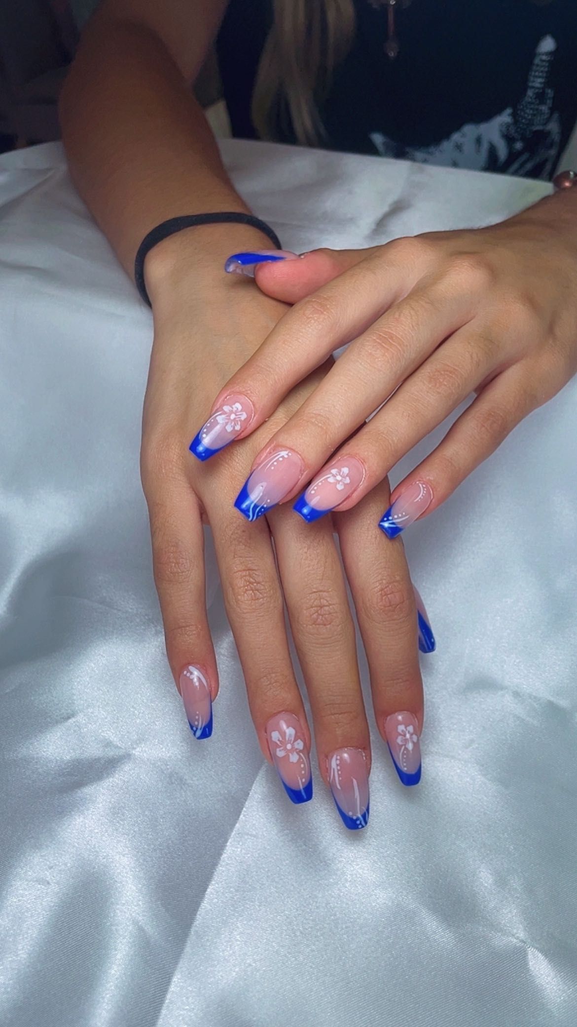 Unhas com decoração floral em tons de azul e rosa, trabalho BM Beauty Studio