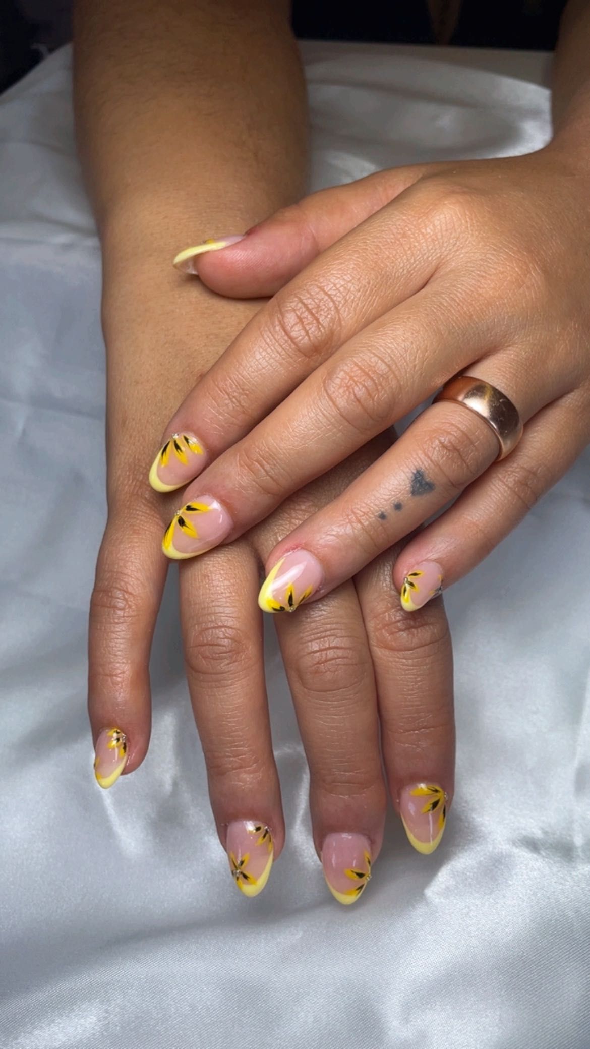 Nail art amarela sobre base natural