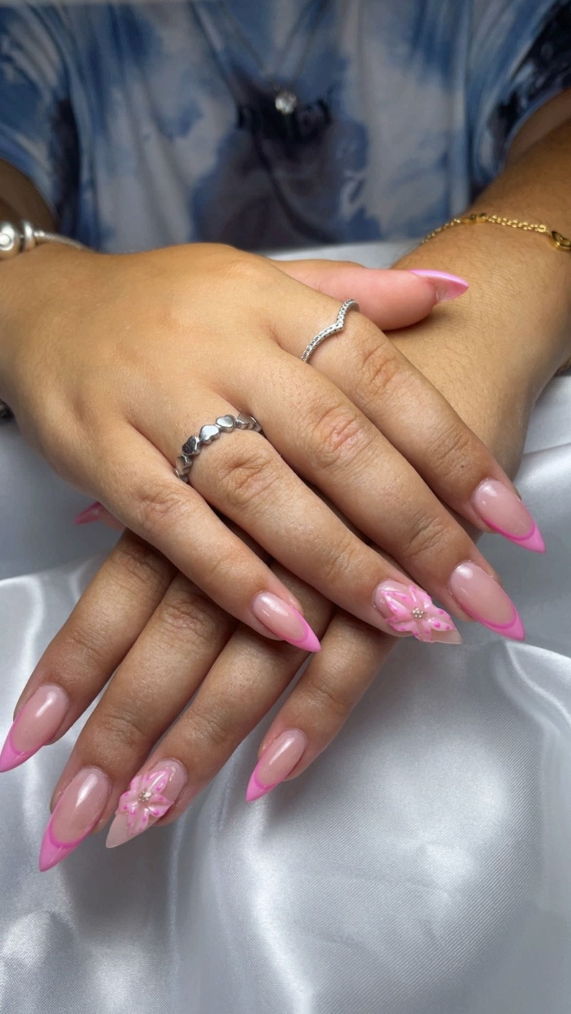Unhas em tom rosa nude com acabamento brilhante